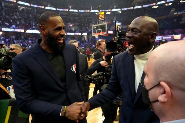 Hội trường danh vọng người nhận rộng Irving: Dê trên sân là Jordan, Dê ngoài sân là James