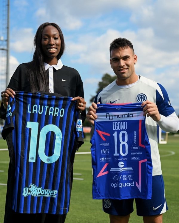 Cầu thủ bóng chuyền nữ của Ý và nhà vô địch Olympic EGNU đã đến thăm Inter Milan và trao đổi áo với Lautaro