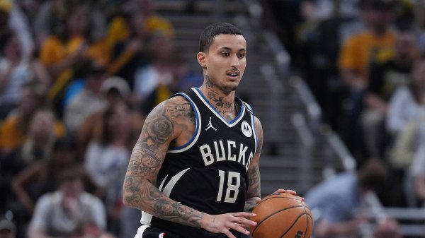 Đón trong nửa thứ hai! Kuzma ghi được 12 điểm khi bắn 5/10, 4 rebound, 3 kiến ​​​​tạo, 1 cướp và 2 cản phá.