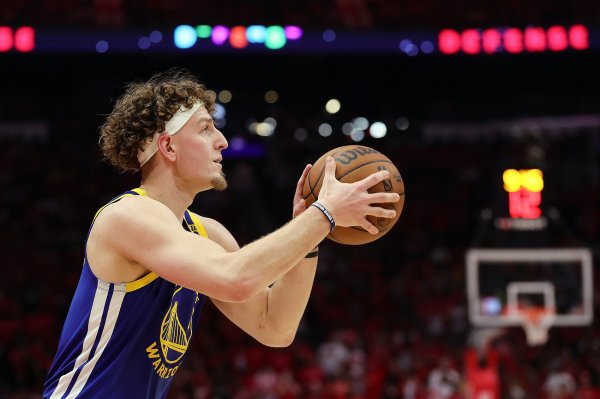 Cuối cùng, cuối cùng! Podemski sút rất hiệu quả, 8% trên 14, 26 quả ba điểm, 5 trên 7, 23 điểm và 6 kiến ​​​​tạo.