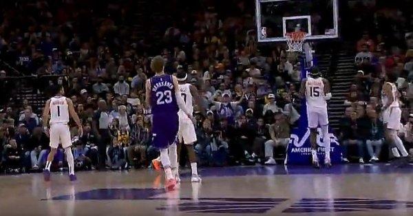 Sự chờ đợi cuối cùng đã kết thúc! Gillespie đánh vào bảng sau và phản công, còn Booker thực hiện cú ném bóng bay bằng cả hai tay để dẫn trước tỷ số!