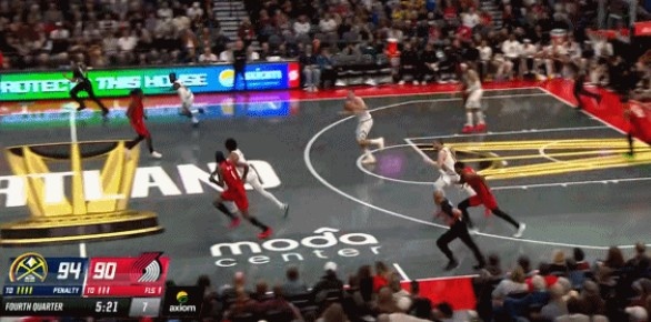 Với một cái lắc tay nhỏ, bạn sẽ nhận được sự trợ giúp! Jokic cướp bóng và phản công nhanh chóng, rồi lao thẳng đến chỗ Watson để thực hiện một cú lừa dễ dàng!