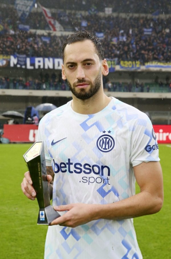 Gửi hỗ trợ tuyệt vời! Chính thức: Calhanoglu được bầu là Cầu thủ xuất sắc nhất trận trong trận thắng Verona 2-1 của Inter Milan