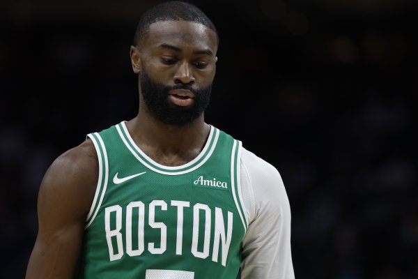 Jaylen Brown nói về việc trọng tài không xử lý bóng khi George trượt chân: Điều đó là không thể chấp nhận được. Điều đó thật nhảm nhí.