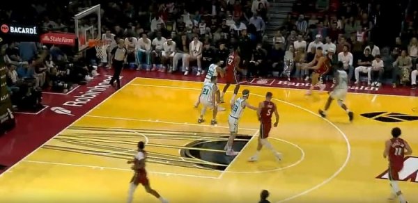 Mũi tên xuyên qua trái tim! Wiggins đuổi theo và ghi thêm ba điểm. The Heat đạt được ba điểm thứ 10 chỉ trong một hiệp đấu!