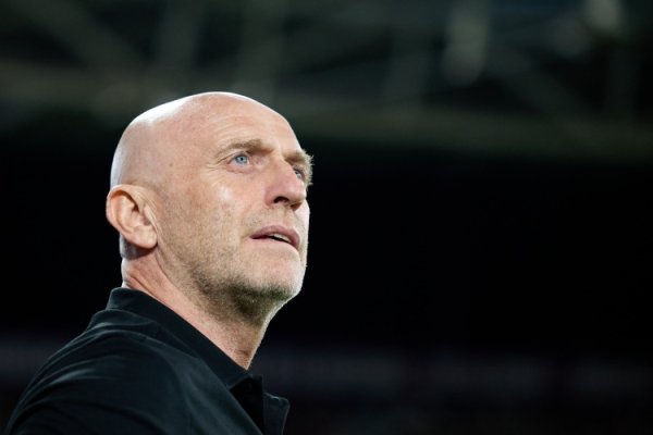 HLV Levante: Chúng tôi phải nỗ lực hơn để có điểm và không muốn tập trung vào trọng tài