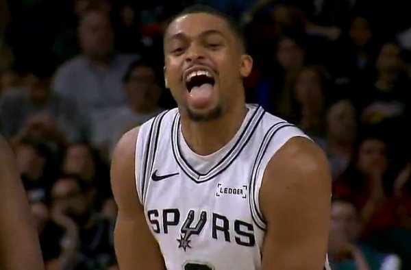 Hãy cao lên, hãy cao lên! Fox cướp được một đường chuyền dài và Kelden nhanh chóng băng xuống và thực hiện cú ném bóng bằng hai tay.