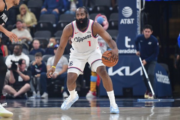 Pritchard nói về việc bị Harden đá vào mắt cá chân: Lâu lắm rồi tôi mới rung động thế này. Mắt cá chân của tôi ổn.